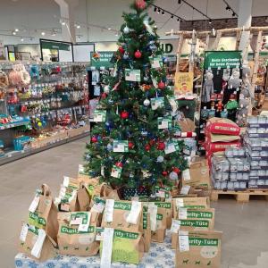 Auch im Fressnapf Hattersheim kann man W&uuml;nsche unserer Tiere erf&uuml;llen. Dort sind wir nicht der einzige Verein, dessen Sch&uuml;tzlinge beschenkt werden k&ouml;nnen. Wir finden es sch&ouml;n, dass Hattersheim gleich zwei Tierheime unterst&uuml;tzt, denn wir freuen uns f&uuml;r jedes Tier, an das zu Weihnachten gedacht wird. 🥰
Vielen Dank f&uuml;r die Kooperation und M&ouml;glichkeit!

#weihnachten #w&uuml;nsche #geschenke #tierw&uuml;nsche #schenken #wirfreuenuns #vielendank #unterst&uuml;tzen #tierheimelisabethenhof #bmthessen #bundgegenmissbrauchdertiere #hattersheim #fressnapf #tierschutz #tierschutzverein