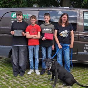 Im Rahmen ihrer Konfirmation spendeten die Konfirmandinnen und Konfirmanden der Evangelischen Gesamtkirchengemeinden Eckartshausen und Langen-Bergheim sowie Enzheim und Lindheim die Kollekte ihrer festlichen Gottesdienste an unser Tierheim Elisabethenhof.
Dabei kamen insgesamt stolze 938,66 Euro zusammen. Ein paar Jugendliche der beiden Gemeinden &uuml;berreichten gemeinsam mit ihrer Pfarrerin Tanja Langer pers&ouml;nlich die Spenden.
Vor der &Uuml;bergabe erhielten die Jugendlichen einen Rundgang durch die Einrichtung und konnten viele der dort lebenden Tiere kennenlernen. Besonders beeindruckt zeigten sie sich von der liebevollen F&uuml;rsorge und dem gro&szlig;en Engagement, mit dem sich das Tierheim-Team t&auml;glich um die Tiere k&uuml;mmert.
Begleitet wurde die Spenden&uuml;bergabe von der Cane-Corso-H&uuml;ndin Bella, die stellvertretend f&uuml;r die Tiere des Elisabethenhofs dabei war.
Die Spenden kommen Kater Cosmo zugute, der aufgrund gesundheitlicher Probleme einen l&auml;ngeren Klinikaufenthalt ben&ouml;tigte. Mit ihrer Unterst&uuml;tzung helfen die Jugendlichen dabei, die hohen Tierarztkosten zu tragen und Cosmo weiterhin bestm&ouml;glich zu versorgen.
Das gesamte Team des Tierheims Elisabethenhof bedankt sich herzlich bei allen Konfirmandinnen und Konfirmanden die sich entschieden haben, die Kollekte ihres besonderen Tages dem Wohl der Tiere zu widmen, sowie den beteiligten Kirchengemeinden f&uuml;r diese wunderbare Unterst&uuml;tzung und das gezeigte Engagement f&uuml;r den Tierschutz.

#vielendank #spende #unterst&uuml;tzung #tierheimelisabethenhof #bmthessen