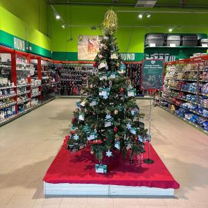 Wie mittlerweile jedes Jahr vor Weihnachten findet Ihr sowohl im Fressnapf Friedberg als auch im Fressnapf Rosbach Wunschkarten unserer Tiere. Mit der Erf&uuml;llung der W&uuml;nsche tut Ihr unseren Tieren immer etwas Gutes. Ihr findet Dinge, die sie t&auml;glich ben&ouml;tigen und auch jene, mit denen wir sie verw&ouml;hnen k&ouml;nnen.
Die Bescherung zu Weihnachten ist immer wieder ein Highlight, von dem wir -wie Ihr wisst- Videos auf Social Media einstellen. Das bedeutet Eure Geschenke kommen p&uuml;nktlich zum Fest an, das f&uuml;r alle da ist, auch f&uuml;r unsere Tiere. 
Wir freuen uns immer sehr &uuml;ber diese tolle M&ouml;glichkeit und bedanken uns f&uuml;r die Kooperation. 😊

#weihnachtsaktion #fressnapf #kooperation #w&uuml;nsche #tierw&uuml;nsche #vielendank #geschenke #tierheimelisabethenhof #bmthessen #bundgegenmissbrauchdertiere #reichelsheimwetterau #friedberg #rosbach #katzen #katzenw&uuml;nsche #hunde #hundew&uuml;nsche #kaninchen #kaninchenw&uuml;nsche #kleintiere #geschenkef&uuml;rtiere #tierschutzverein