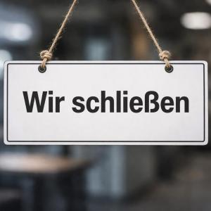 Moin. Wir haben die Schnauze gestrichen voll. Wir machen den Laden dicht, schnappen uns unsere Tiere und setzen uns nach Barbados ab. Ein paar von uns bleiben zur&uuml;ck und er&ouml;ffnen dann eine Sch&ouml;nheitsfarm uff&lsquo;m Hof. Mit Schlammkuren und so. Auf Schlamm(schlacht) stehen die Leud ja, gelle, unterste Schublade?! Unsere Tier&auml;rztin kommt trotzdem noch einmal die Woche auf die Beautyfarm und verabreicht eine Spritze in den Popo der Kund*innen. Irgendwas zur Entsapnnung. Viel Spa&szlig;!

So, und jetzt mal ernsthaft. Am 20.12. ist der letzte Tag im alten Jahr, an dem wir offen haben. Danach erst wieder am 07.01.26. E-Mails und Anrufe werden sporadisch bearbeitet, Vermittlung findet gar nicht statt, ggf aber Gespr&auml;che. Bitte kommt NICHT spontan zu uns. Anliegen k&ouml;nnt Ihr als E-Mail formulieren und dann schauen wir, ob wir Ressourcen daf&uuml;r haben. Unsere Zeit ist n&auml;mlich schon verplant, der Fokus wird auf alles vor Ort gelegt und nicht ins Au&szlig;en. Daf&uuml;r habt Ihr ja Verst&auml;ndnis, so wie wir Euch kennen. 

Habt ne gute Zeit! Wir melden uns nat&uuml;rlich &uuml;ber Social Media bei Euch und halten Euch auf dem Laufenden. 

Buchungen f&uuml;r die Beautyfarm ab dem 01.01.26 m&ouml;glich. 😉